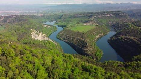 Salvassola-Vic,-Barcelona-Mit-üppigem-Grün-Und-Mäanderndem-Fluss,-Luftaufnahme