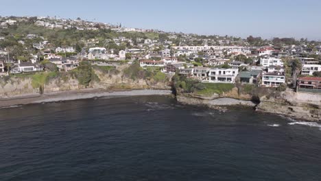 Luftaufnahme-Von-Rechts-Nach-Links-Von-HMES-Auf-Einer-Klippe-Am-Meer-In-San-Diego,-Kalifornien,-Mit-Einem-Felsigen-Strand-An-Einem-Sonnigen-Tag