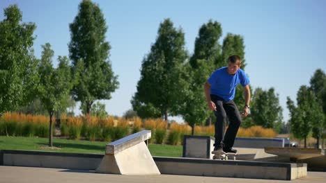 El-Hombre-Hace-Un-Kickflip-Con-El-Labio-Trasero-Sobre-Un-Riel-En-Su-Patineta.