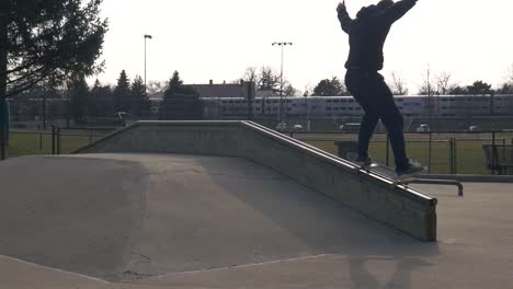 El-Skater-Hace-Un-Grind-Por-La-Cornisa-En-El-Parque-De-Patinaje.