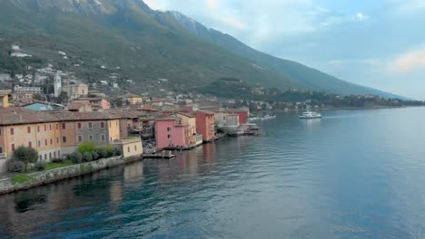 Descubra-El-Encanto-Del-Castillo-De-Malcesine-Con-Un-Telón-De-Fondo-De-Cielos-Azules-Y-Aguas-Tranquilas-A-Lo-Largo-De-La-Costa-Del-Lago-De-Garda.