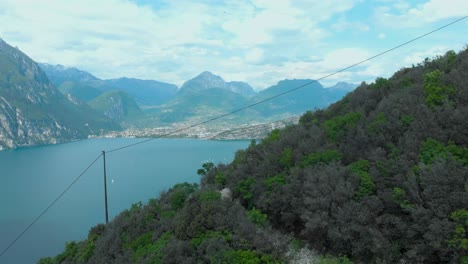 Fascinante-Toma-Aérea-Con-Drones-Del-Lago-De-Garda,-Que-Captura-La-Exuberante-Vegetación-Verde,-Perfecta-Para-Caminatas-Y-Paseos,-Que-Muestra-La-Belleza-De-La-Región-Italiana-Del-Véneto.