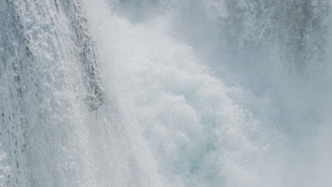 Una-Cascada-Con-Una-Gran-Cantidad-De-Agua-En-Un-Río-De-Montaña-Limpio-Y-Salvaje