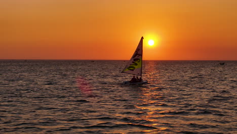 Goldenes-Sonnenuntergang-Segelboot-Segelt-über-Das-Meer