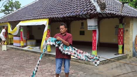 Hindu-people-during-preparation-for-a-ceremony-at-the-temple,-batang-Indonesia,-May-12-2024