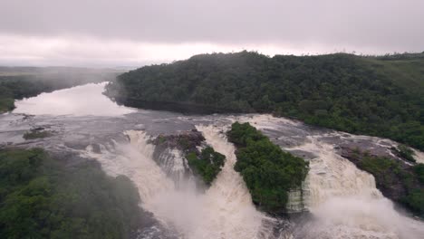 Drone-video-of-the-Canaima´s-lake,-in-Venezuela,-flying-through-clouds-over-the-waterfalls