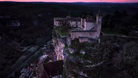 Eine-Orbitale-Drohnenaufnahme-Des-Rocamadour-Schutzgebiets,-Beginnend-Im-Schloss-Und-Endend-Unten-An-Der-Klippe