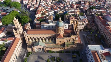 Vista-Aérea-A-Vista-De-Pájaro-Sobre-La-Catedral-De-Palermo-En-El-Centro-De-Palermo,-Sicilia,-Italia