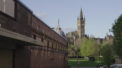 Universität-Glasgow-Gebäude-Spur-Rechts-Nach-Links-Straßenansicht