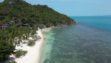 Stunning-tropical-resort-on-Koh-Pha-Ngan-island-in-Thailand,-Drone-View