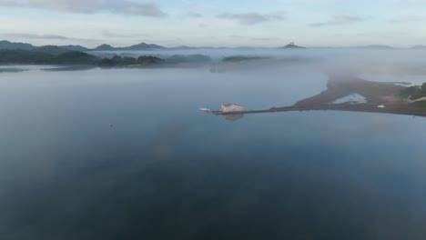 Horizonte-Brumoso-Sobre-Casas-Costeras-Aisladas-En-La-Playa-Mediterránea-Paisaje-Marino-Drone