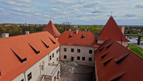 POV-Aufnahme-Vom-Turm-Des-Bauska-Schlossmuseums-Und-Dem-Fluss-Musa-In-Lettland