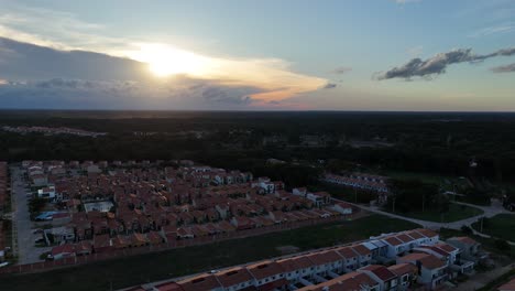 Elegancia-En-Lo-Alto:-Exuberante-Vegetación-Se-Une-A-Casas-Pintorescas