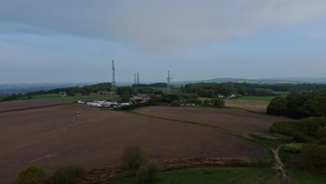 Billinge-Hill-Sender-Antennentürme-Luftaufnahme-Absteigend-Wohnwagen-Lagerung-Auf-Kurbel-Wahrzeichen-Mit-Blick-Auf-St-Helens-Landschaft