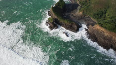 Waves-Crashing-On-Taitomo-Rock-In-Waitakere-Ranges-Regional-Park,-Piha-Beach,-Auckland-Region,-North-Island,-New-Zealand