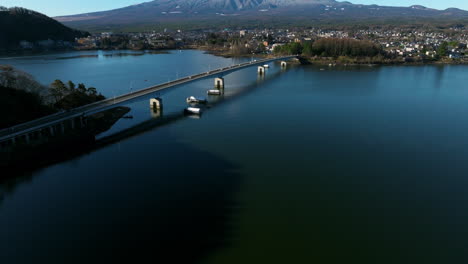 Große-Brücke-Am-Kawaguchi-See-Mit-Dem-Berg-Fuji-In-Fujikawaguchiko,-Yamanashi,-Japan