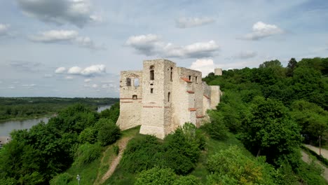 Dynamisches-Panorama-Auf-Die-Ruinen-Einer-Romanischen-Burganlage