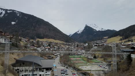 Fußgängerbrücke-Und-Seilbahnen-Im-Stadtzentrum-Von-Morzine-An-Einem-Bewölkten-Tag