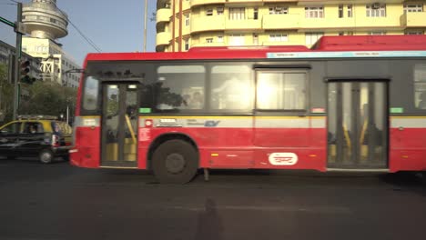 Tráfico-De-Señales-De-Carretera-Marinas,-Vehículos-Eléctricos-De-Energía-Verde-En-La-Calle