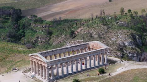 Tempel-Von-Segesta-Von-Oben-–-Erstaunliche-Drohnenaufnahme-Aus-Der-Luft