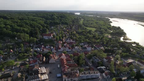 Hermoso-Panorama-De-La-Ciudad-De-Kazimierz-Dolny.-Polonia-Aérea