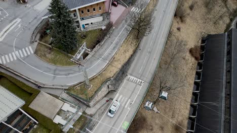 Góndolas-Moviéndose-Sobre-La-Carretera-Y-Los-Edificios-En-Morzine,-Francia.