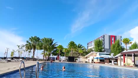 Piscina-En-La-Zona-Del-Hotel-Maleo,-Mamuju-Con-Cielo-Azul