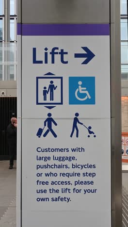 Elizabeth-Line-Lift-at-Paddington,-London,-United-Kingdom