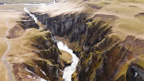 Cañón-Del-Río-Fjadrargljufur-En-El-Impresionante-Paisaje-Natural-De-Islandia