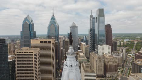 Estatua-De-William-Penn-En-El-Ayuntamiento-Con-El-Horizonte-De-Filadelfia-En-Segundo-Plano.