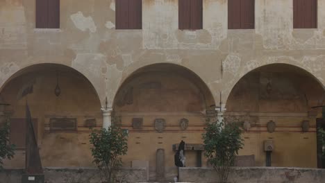 Frau-Geht-Durch-Historische-Architektur-Mit-Bogenüberdachter-Passage-In-Venedig,-Italien