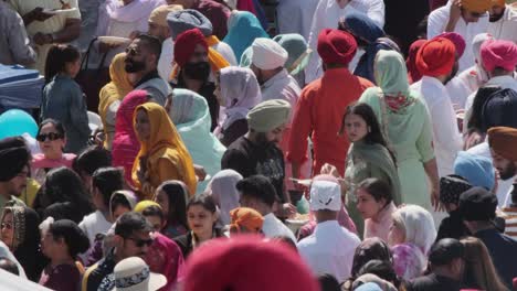 Los-Sikhs-Se-Reúnen-Para-Disfrutar-De-La-Buena-Comida-Y-La-Comunidad-En-Nagar-Kirtan-Cada-Primavera.