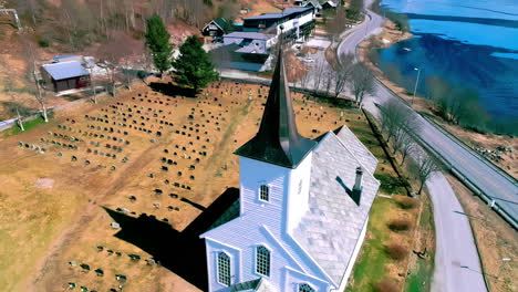 Vista-Aérea-De-Una-Iglesia-Y-Un-Cementerio-En-Noruega.