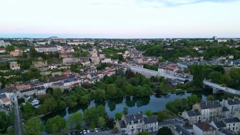 Stadtbild-Von-Poitiers-Mit-Fluss-Clain,-Frankreich