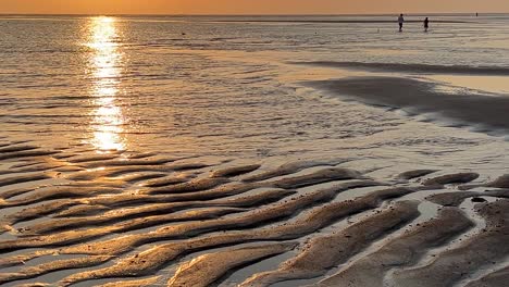 Se-Acercan-Olas-De-Agua-Al-Atardecer-Y-El-Desierto-Y-El-Agua-Son-Visibles.