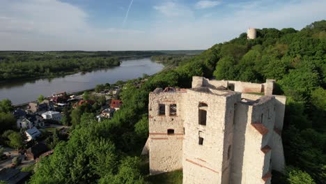 Castle-ruins-in-Kazimierz-Dolny,-aerial-view-panorama