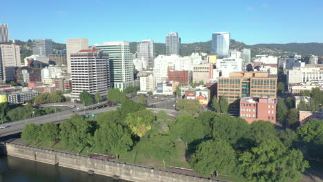 Horizonte-De-La-Ciudad-Del-Centro-De-Portland-Oregon,-Disparo-En-órbita-De-Drones