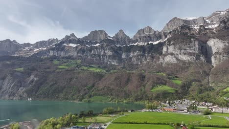 Ufer-Von-Walenstadt-Am-Walensee