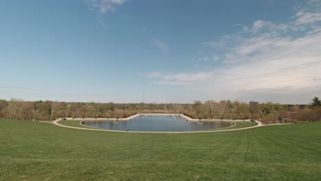 Art-Hill-Mit-Blick-Auf-Die-Emerson-Grand-Basin-Fountains-Und-Den-Forest-Park-In-St.-Louis,-Missouri,-USA