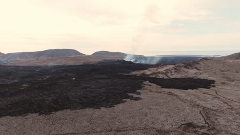 Unwirtliche-Vulkanlandschaft-Mit-Rauchendem-Aktiven-Vulkan,-Island