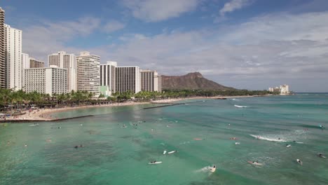 Surfistas-Atrapando-Olas,-Playa-Waikiki,-Honolulu,-Hola