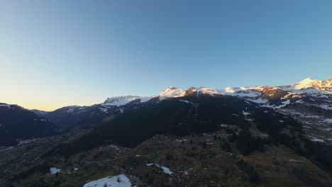 Golden-hour-light-on-snow-covered-peaks-of-Swiss-Alps-of-Grindelwald,-Switzerland