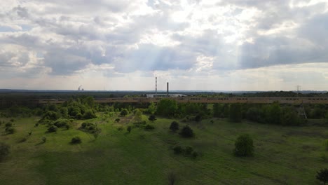 Acercándose-A-Una-Estructura-Industrial-Metálica-De-Aspecto-Soviético-Con-Torres-De-Fábrica-Y-Chimeneas-Al-Fondo