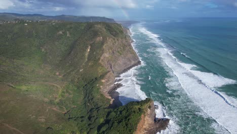 Costa-Escarpada-De-La-Playa-De-Piha-En-El-Parque-Regional-Waitakere-Ranges,-Región-De-Auckland,-Isla-Del-Norte,-Nueva-Zelanda