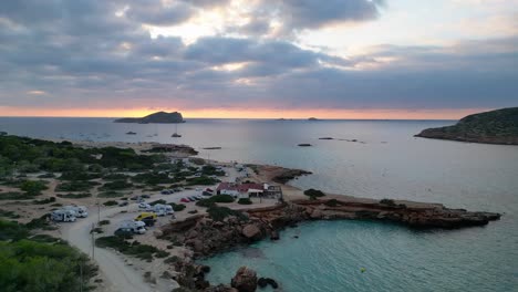 Strand-Von-Cala-Comte-Mit-Booten,-Atemberaubender-Sonnenuntergangshimmel-Auf-Ibiza