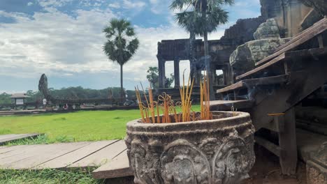 Brennende-Räucherstäbchen-Mit-Dem-Ikonischen-Angkor-Wat-Tempel-Im-Hintergrund-Schaffen-Eine-Mystische-Und-Heitere-Szene,-Die-Die-Spirituelle-Essenz-Von-Angkor-In-Kambodscha-Heraufbeschwört