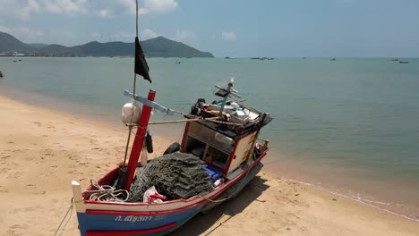 Thailändisches-Fischerboot-Aus-Holz-Am-Sandstrand