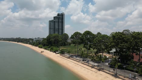 Wunderschöne-Küste-In-Thailand-Mit-Breitem-Strand-Und-Türkisfarbenem-Wasser