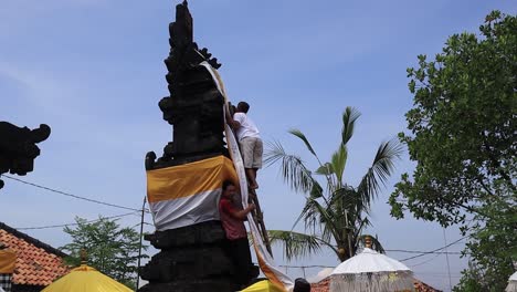 Balinese-Hindus-prepare-to-pray-at-their-Temple,-Indonesia,-Pekalongan-March-22-2023