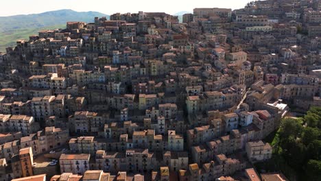 Filmischer-Drohnenschuss-über-Gangi,-Sizilien-–-Zu-Einem-Der-Schönsten-Dörfer-Italiens-Gewählt
